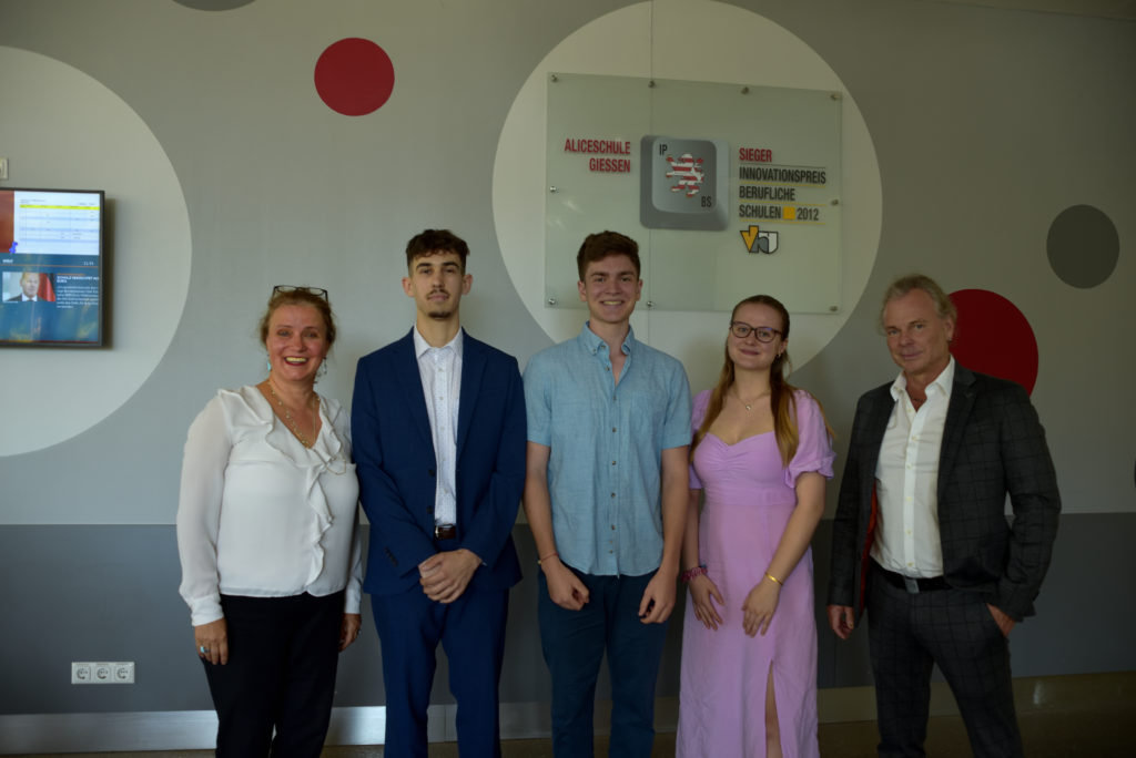 Nils Ole Luh (1,0 Gesundheitlehre), Jonas Hakim (1,6 Biologietechnik) und Selma Jung (1,4 Erziehungswissenschaften) begleitet von Schulleiterin Martina Röder und Dieter Wittke.